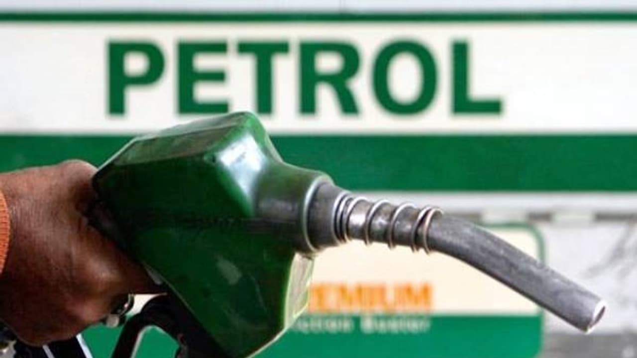 குஜராத்தை அடுத்து மத்தியப் பிரதேசமும் குறைத்தது! பெட்ரோல் விலை குறைந்தது! குஜராத்தை அடுத்து மத்தியப் பிரதேசமும் குறைத்தது! பெட்ரோல் விலை குறைந்தது!