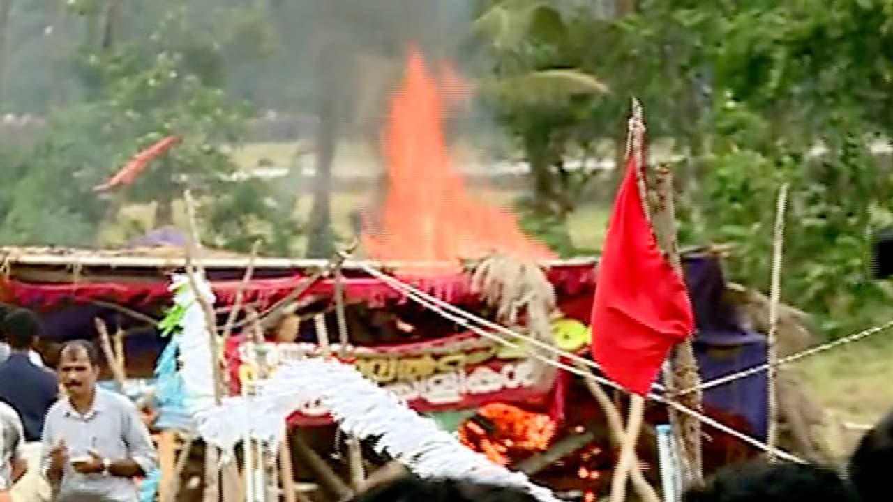 കീഴാറ്റൂരില് സിപിഎം പ്രവര്ത്തകയുടെ വീടിന് നേരെ കല്ലേറ് കീഴാറ്റൂരില് സിപിഎം പ്രവര്ത്തകയുടെ വീടിന് നേരെ കല്ലേറ്