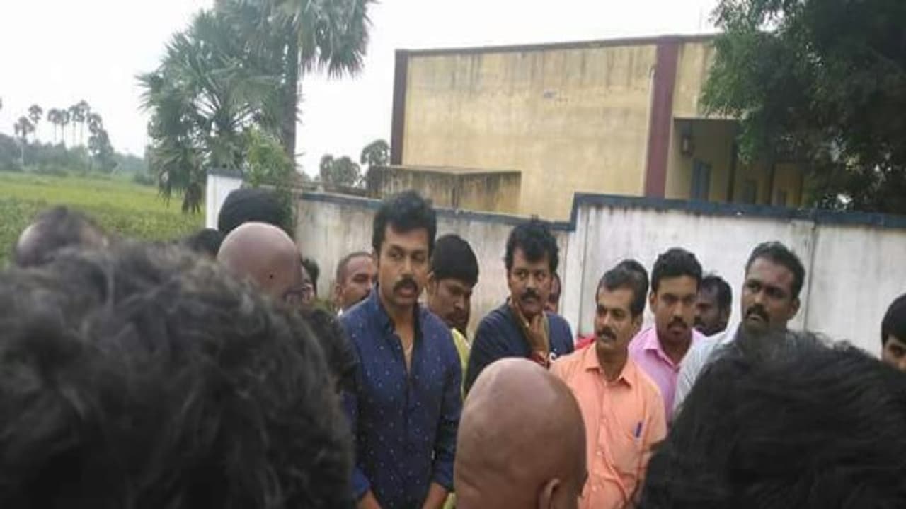 தீரன் பெரிய பாண்டி குடும்பத்துக்கு தீரன் கதாநாயகன் ஆறுதல்.. சாலைப்புதூருக்கு நேரில் சென்று வருத்தம் தெரிவித்தார் கார்த்தி !!! தீரன் பெரிய பாண்டி குடும்பத்துக்கு தீரன் கதாநாயகன் ஆறுதல்.. சாலைப்புதூருக்கு நேரில் சென்று வருத்தம் தெரிவித்தார் கார்த்தி !!!