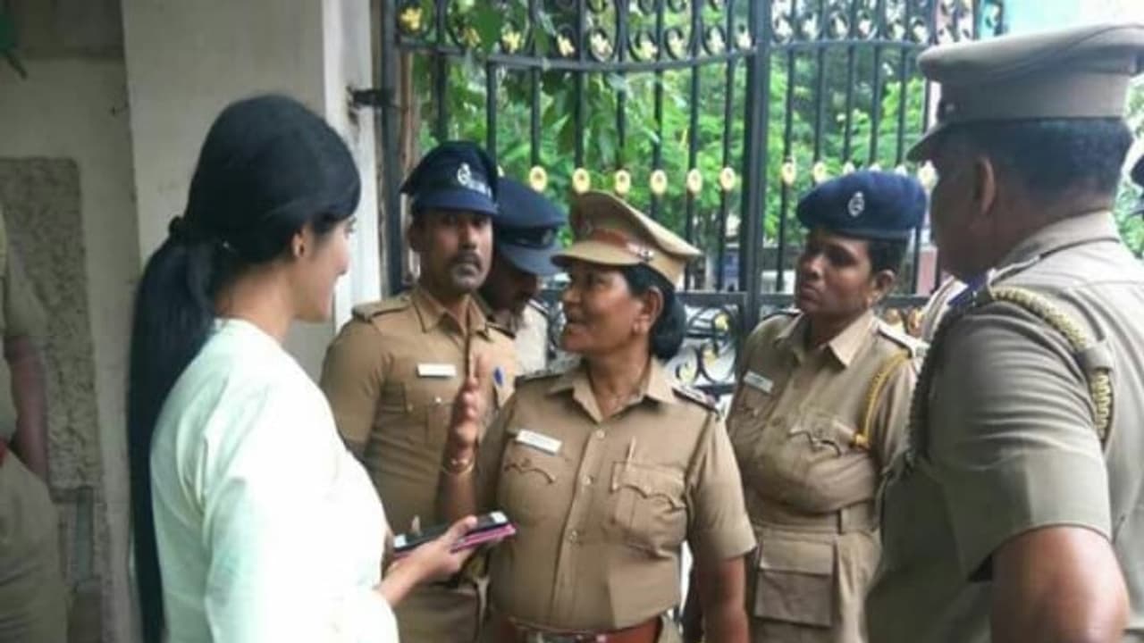 'ஓவர் சீன்' போட வந்த ஜூலி...! துரத்தி அடித்த போலீஸ்...! 'ஓவர் சீன்' போட வந்த ஜூலி...! துரத்தி அடித்த போலீஸ்...!