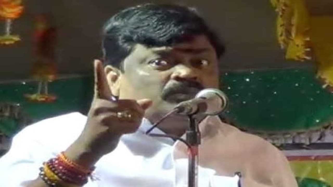 அதிமுகவில் அதிகரித்து வரும் அதிகார மையங்கள்... கமிஷன் கை நழுவுவதால் முரண்டு பிடிக்கும் அமைச்சர்கள்! அதிமுகவில் அதிகரித்து வரும் அதிகார மையங்கள்... கமிஷன் கை நழுவுவதால் முரண்டு பிடிக்கும் அமைச்சர்கள்!