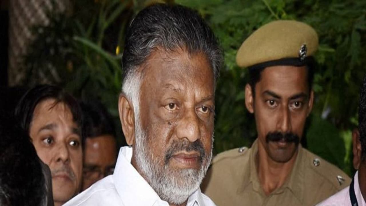 ஓபிஎஸ் ஷீரடி பயணம் அணிகள் இணைப்புக்கு அடித்தளமா? ஓபிஎஸ் ஷீரடி பயணம் அணிகள் இணைப்புக்கு அடித்தளமா?