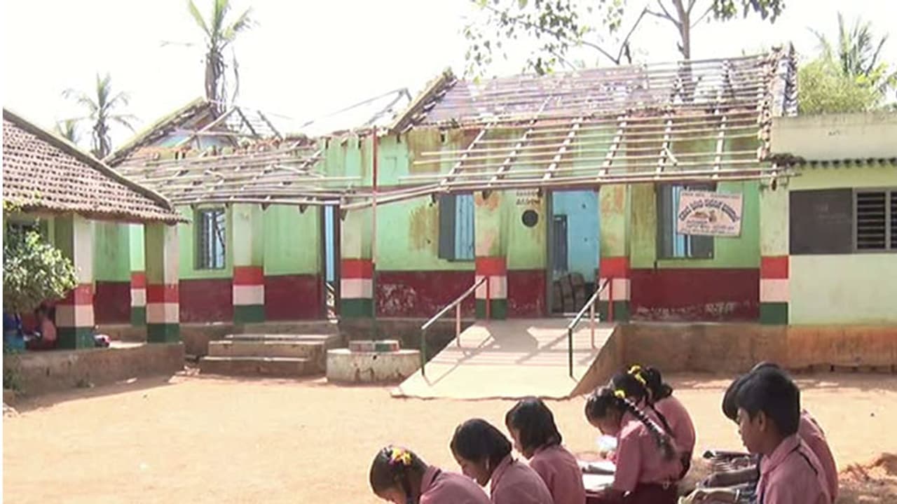 ಮೇಲ್ಛಾವಣಿಯಿಲ್ಲದ ಶಾಲೆ, ಮರಗಳೇ ಇವರಿಗೆ ಆಸರೆ: ಅವ್ಯವಸ್ಥೆಗೆ ಬೇಸತ್ತು ವಿದ್ಯಾರ್ಥಿನಿ ಕಣ್ಣೀರಧಾರೆ