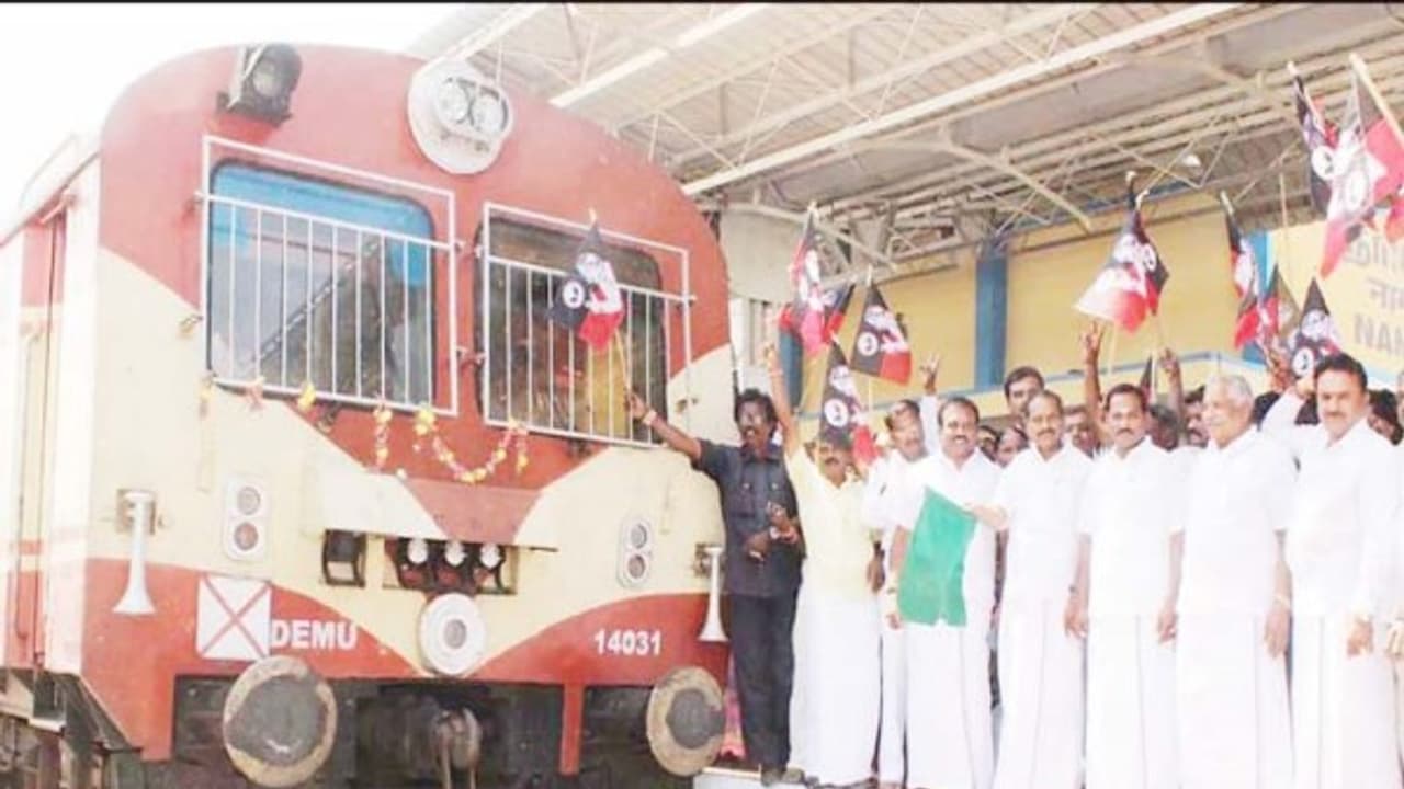 திருச்சி கரூர் பயணிகள் இரயில் சேலம் வரை நீட்டிப்பு மக்களின் நீண்ட நாள் கோரிக்கை ஒருவழியா நிறைவேறிற்று... திருச்சி கரூர் பயணிகள் இரயில் சேலம் வரை நீட்டிப்பு மக்களின் நீண்ட நாள் கோரிக்கை ஒருவழியா நிறைவேறிற்று...