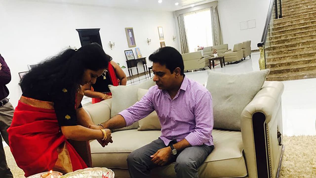 కవిత హెల్మెట్ ప్రోగ్రాం కెటిఆర్ కు నచ్చలేదా? కవిత హెల్మెట్ ప్రోగ్రాం కెటిఆర్ కు నచ్చలేదా?