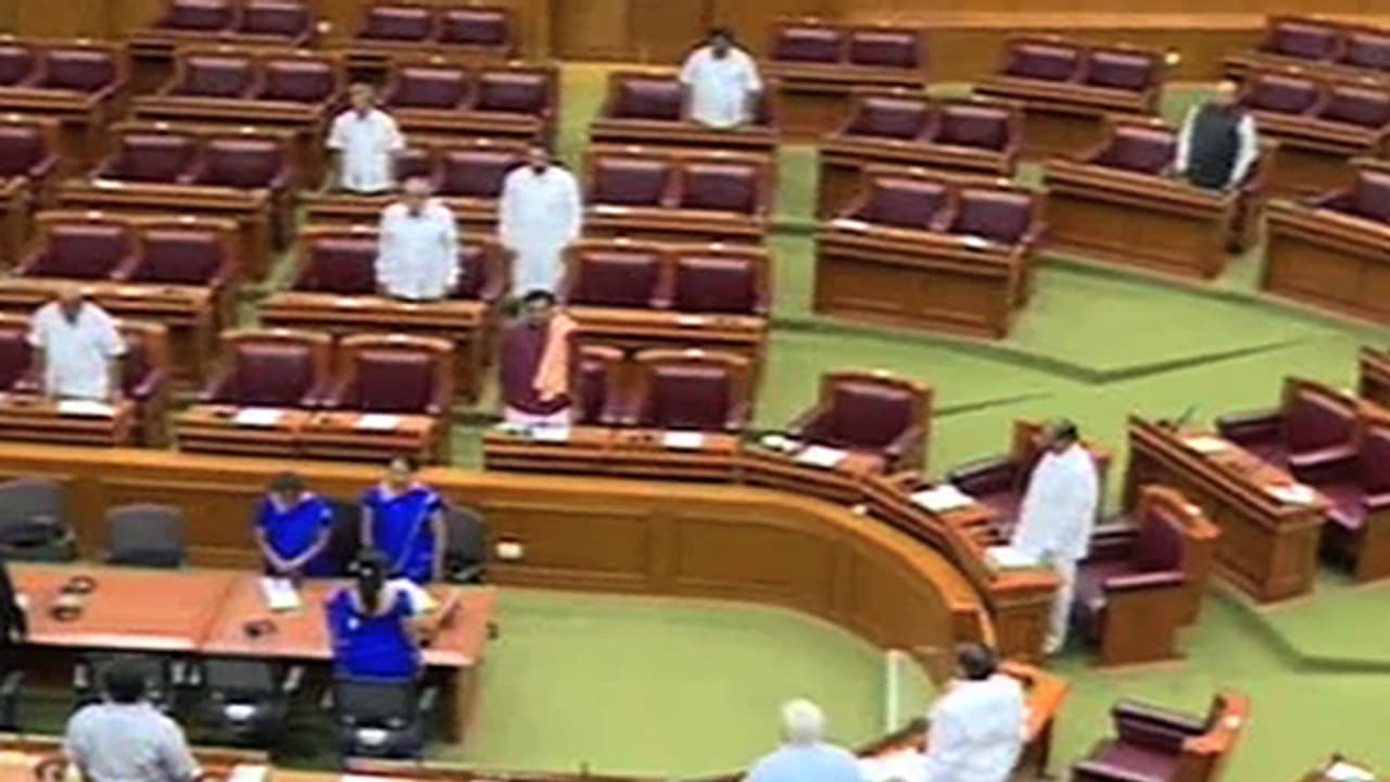 ಚಳಿಗಾಲದ ಅಧಿವೇಶನದ ಮೊದಲ ದಿನ 300ಕ್ಕೆ ಬಂದಿದ್ದು 113: ಕಲಾಪ ಮುಂದೂಡಿಕೆ ಚಳಿಗಾಲದ ಅಧಿವೇಶನದ ಮೊದಲ ದಿನ 300ಕ್ಕೆ ಬಂದಿದ್ದು 113: ಕಲಾಪ ಮುಂದೂಡಿಕೆ