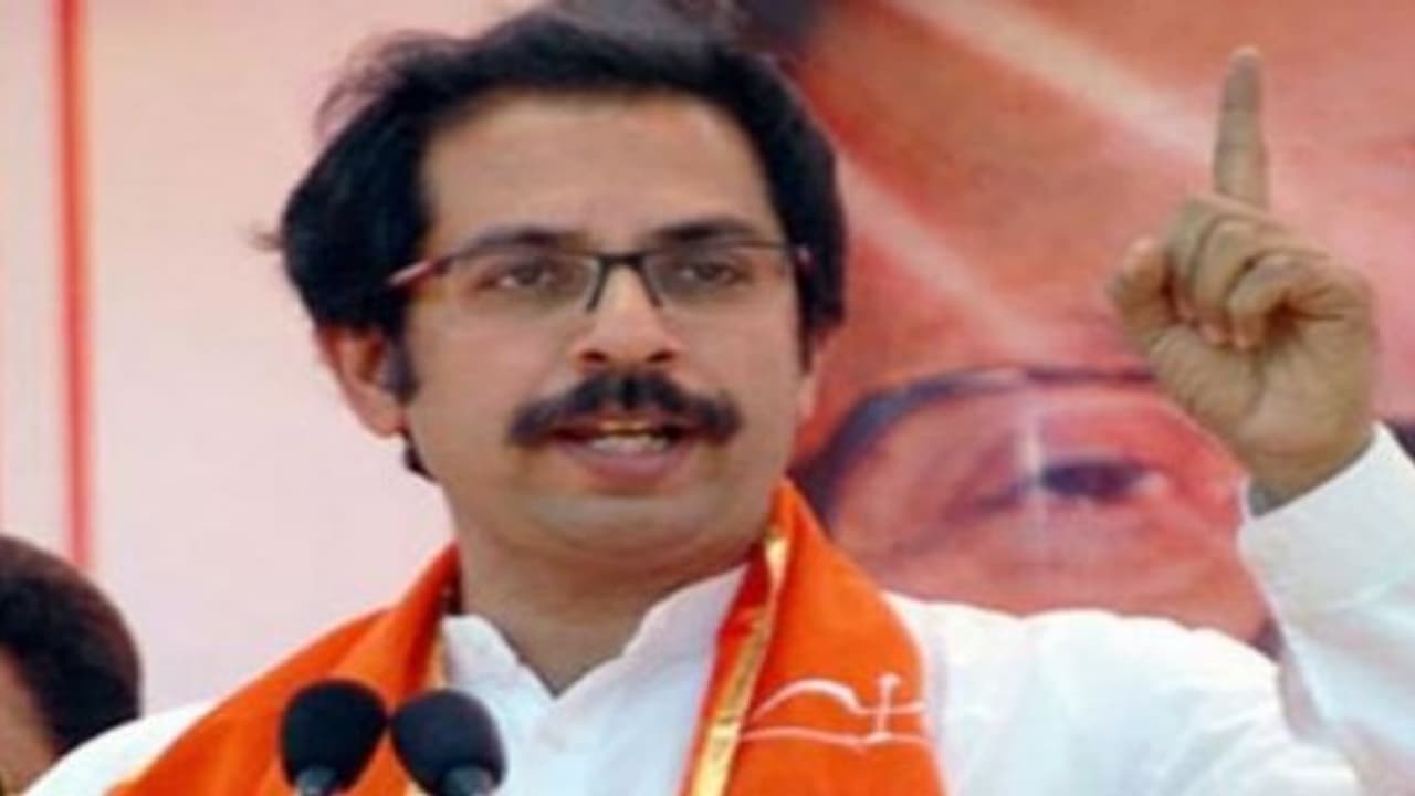 வெல்லம் தின்பது ஒருவர் விரல் சூப்புவது ஒருவரா? பாஜகவிடம் சிவசேனா காட்டம்... வெல்லம் தின்பது ஒருவர் விரல் சூப்புவது ஒருவரா? பாஜகவிடம் சிவசேனா காட்டம்...