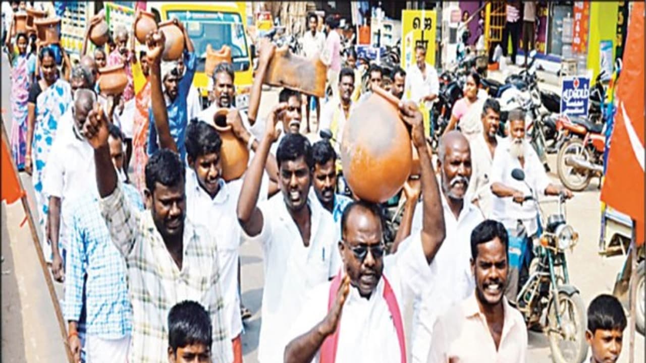 மண்பாண்ட பொருட்களை வாங்க மக்களிடம் விழிப்புணர்வு ஏற்படுத்த வேண்டும் மண்பாண்ட தொழிலாளர்கள் போராட்டம்... மண்பாண்ட பொருட்களை வாங்க மக்களிடம் விழிப்புணர்வு ஏற்படுத்த வேண்டும் மண்பாண்ட தொழிலாளர்கள் போராட்டம்...