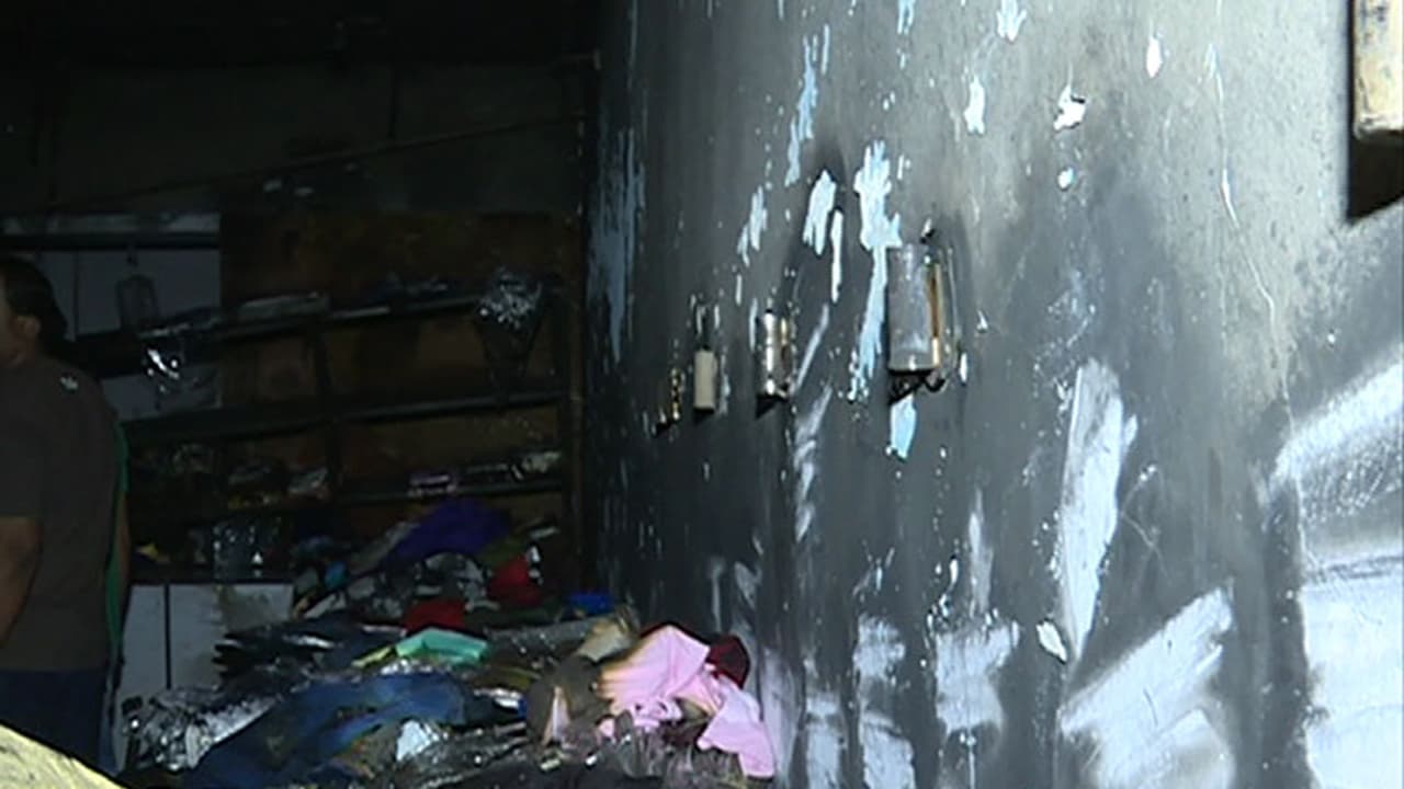 ಅಂಗಡಿ ಕ್ಲೋಸ್ ಆದ ಒಂದೇ ಗಂಟೆಯಲ್ಲೇ ಬಿತ್ತು ಬೆಂಕಿ! 8 ಲಕ್ಷ ಮೌಲ್ಯದ ಬಟ್ಟೆಗಳು ಭಸ್ಮ! ಅಂಗಡಿ ಕ್ಲೋಸ್ ಆದ ಒಂದೇ ಗಂಟೆಯಲ್ಲೇ ಬಿತ್ತು ಬೆಂಕಿ! 8 ಲಕ್ಷ ಮೌಲ್ಯದ ಬಟ್ಟೆಗಳು ಭಸ್ಮ!