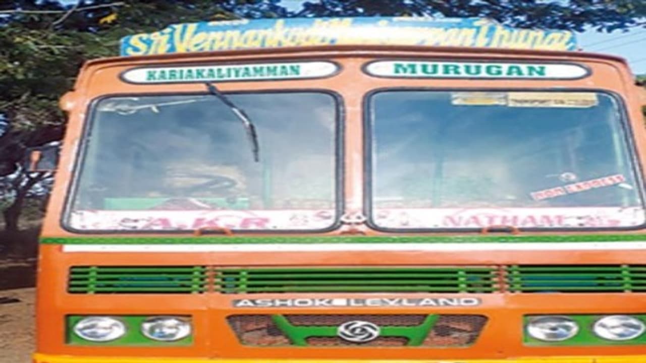 போலி அனுமதி சீட்டு, போலி நம்பர் பிளேட் வைத்து மணல் கடத்தல் வசமாக சிக்கிய ஓட்டுநர்... போலி அனுமதி சீட்டு, போலி நம்பர் பிளேட் வைத்து மணல் கடத்தல் வசமாக சிக்கிய ஓட்டுநர்...