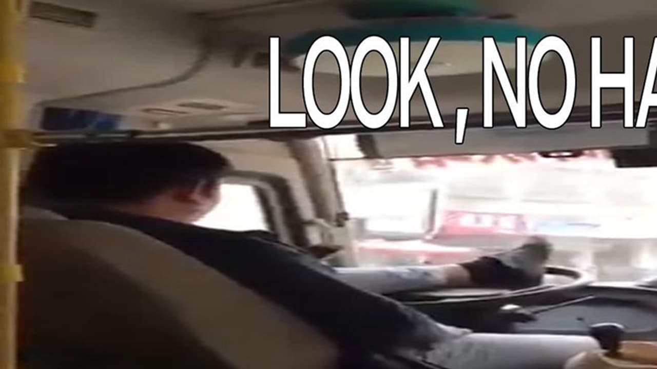 സ്റ്റിയറിംഗില്‍ കാലു വെച്ച് മൊബൈലില്‍ കളിച്ച് ഈ ഡ്രൈവര്‍ ബസോടിക്കുകയാണ്