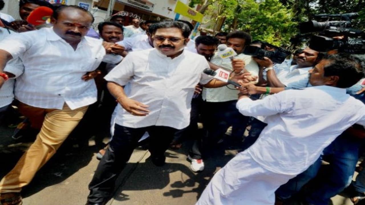 தப்ப முடியாமல் சிக்க வைக்கும் முயற்சி... தள்ளி போகும் தினகரன் கைது! தப்ப முடியாமல் சிக்க வைக்கும் முயற்சி... தள்ளி போகும் தினகரன் கைது!