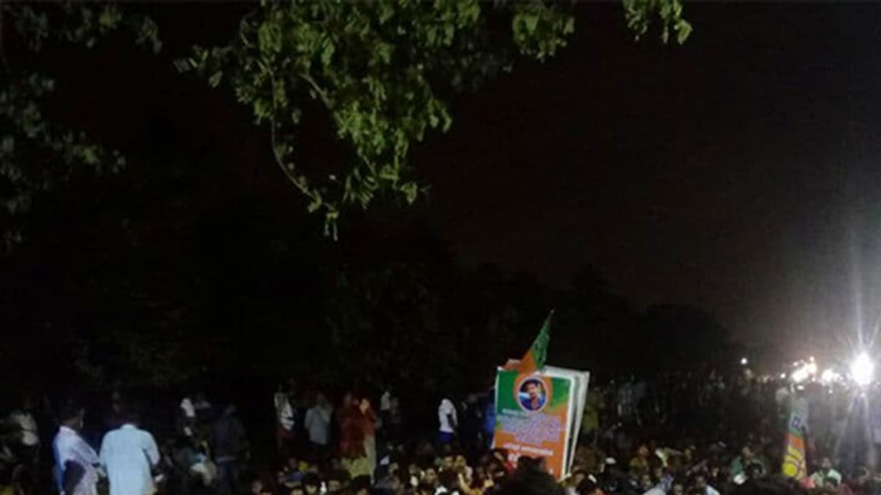 ശ്രീജിത്തിന്റെ മൃതദേഹം വരാപ്പുഴയിലെത്തിച്ചു ശ്രീജിത്തിന്റെ മൃതദേഹം വരാപ്പുഴയിലെത്തിച്ചു