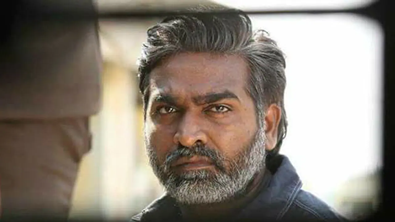 ആരാധകനൊപ്പം നിലത്തിരുന്ന് വിജയ് സേതുപതി ചിത്രങ്ങള് വൈറല് ആരാധകനൊപ്പം നിലത്തിരുന്ന് വിജയ് സേതുപതി ചിത്രങ്ങള് വൈറല്