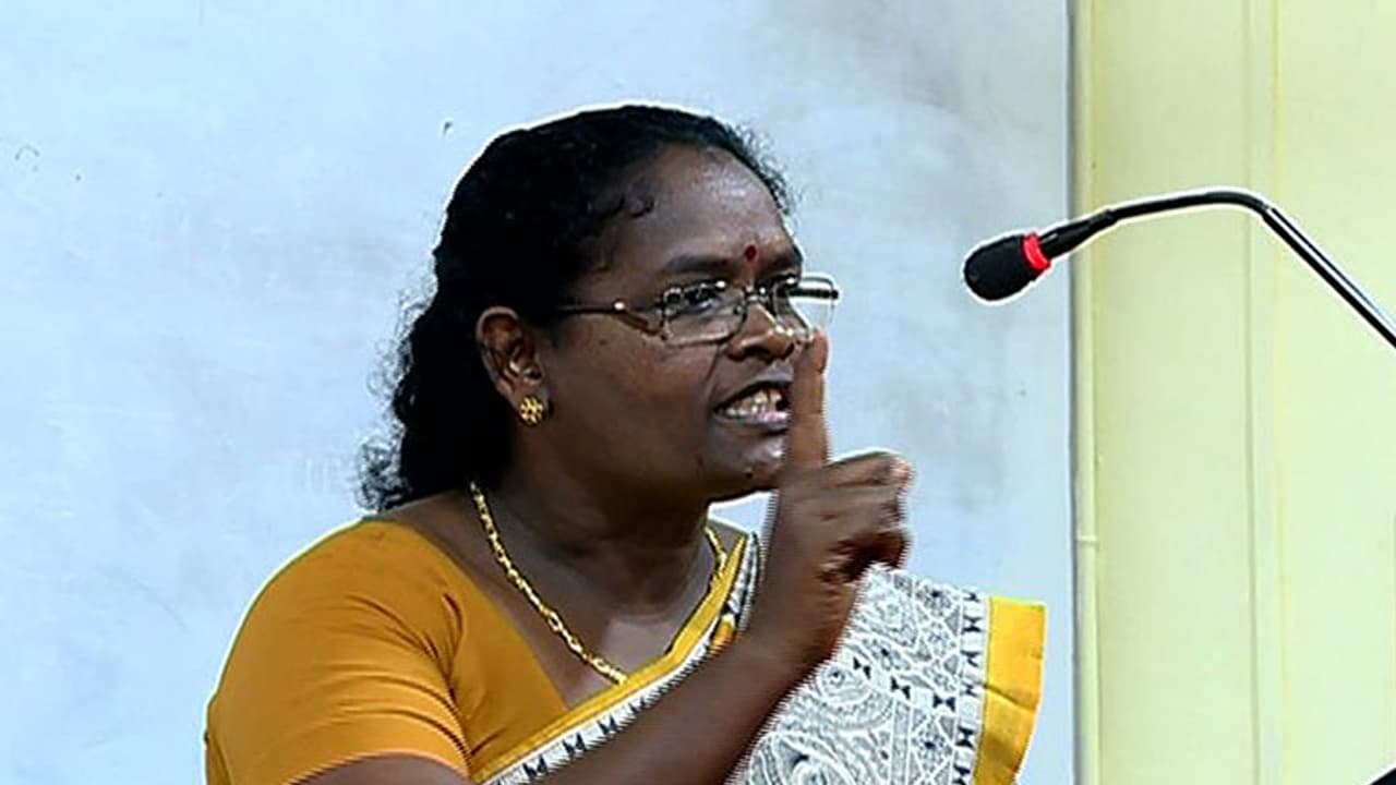 കോളേജ് അധ്യാപകര്ക്ക് ക്ലാസെടുത്ത് സി കെ ജാനു കോളേജ് അധ്യാപകര്ക്ക് ക്ലാസെടുത്ത് സി കെ ജാനു