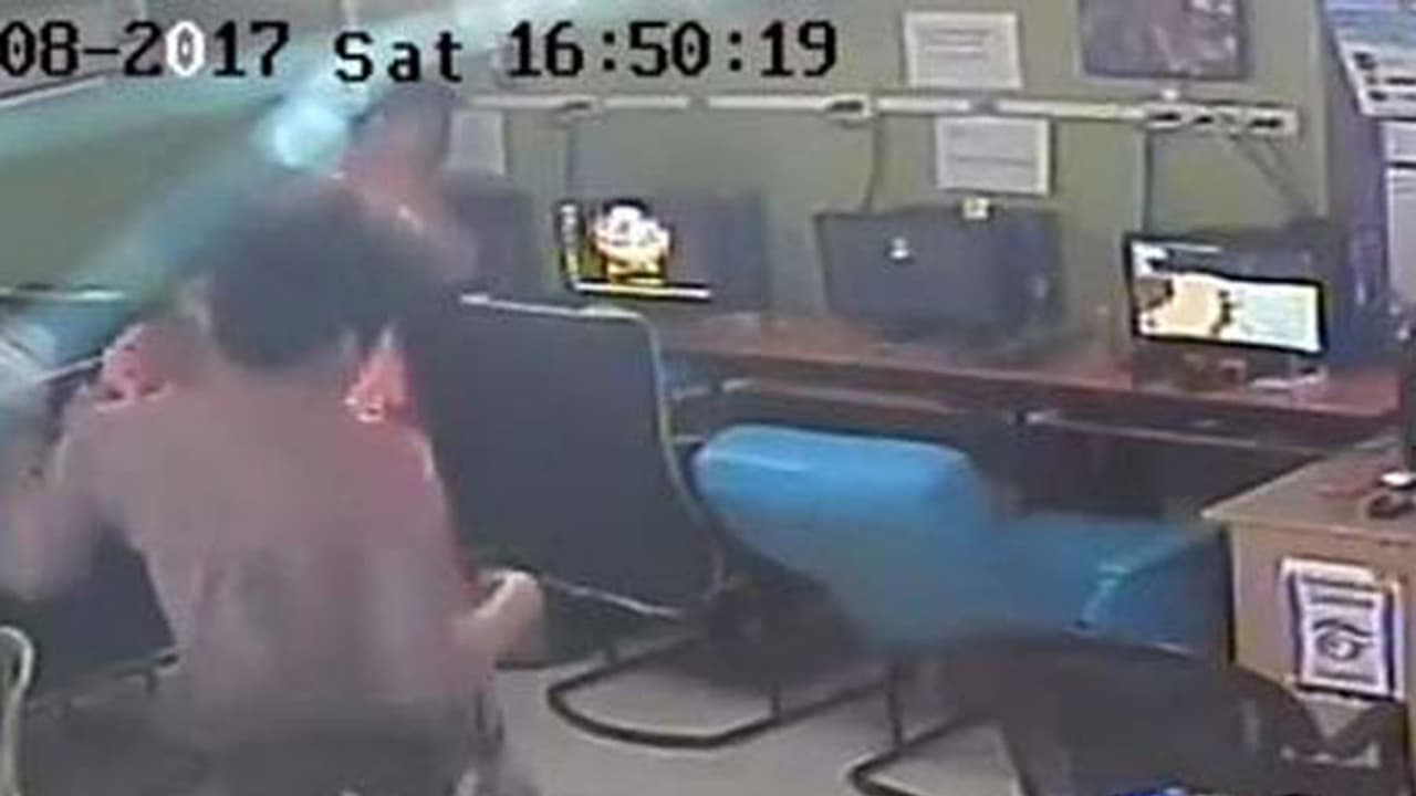 പിന്നില്‍ കടിക്കാന്‍ ശ്രമിച്ച പാമ്പിനോട് യുവാവ് ചെയ്തത്