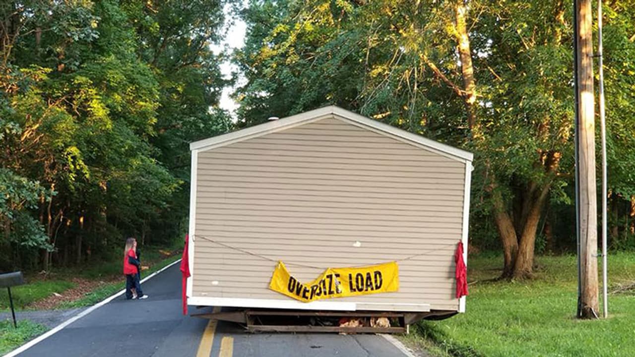 വീടൊക്കെ ഇങ്ങനെ റോഡിലുപേക്ഷിക്കാമോ? വീടൊക്കെ ഇങ്ങനെ റോഡിലുപേക്ഷിക്കാമോ?