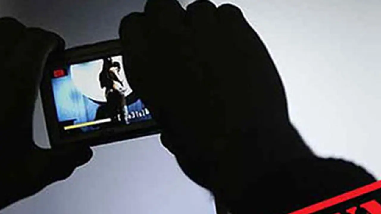 ఫోన్లో పడక గది వీడియోలు: భర్తకు షాకిచ్చిన కర్ణాటకవాసి