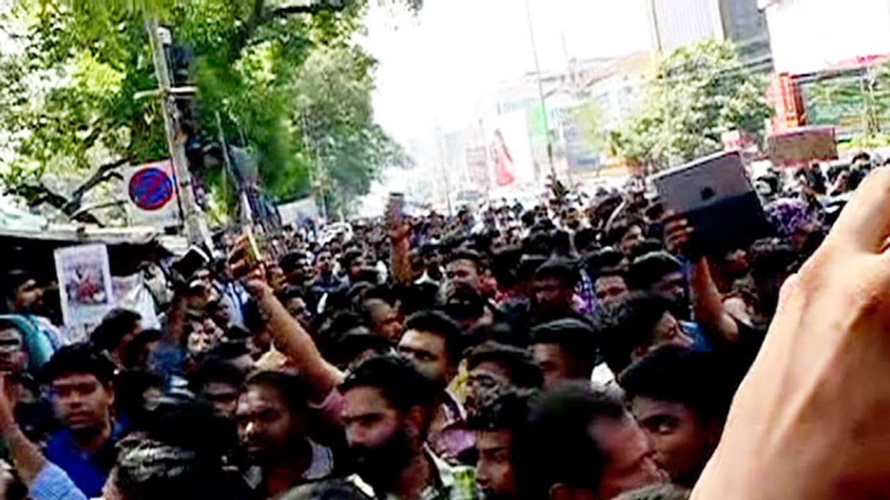 ശ്രീജിത്തിന് ഐക്യദാര്ഢ്യവുമായി ആയിരങ്ങള് സെക്രട്ടേറിയറ്റിന് മുന്നില് ശ്രീജിത്തിന് ഐക്യദാര്ഢ്യവുമായി ആയിരങ്ങള് സെക്രട്ടേറിയറ്റിന് മുന്നില്