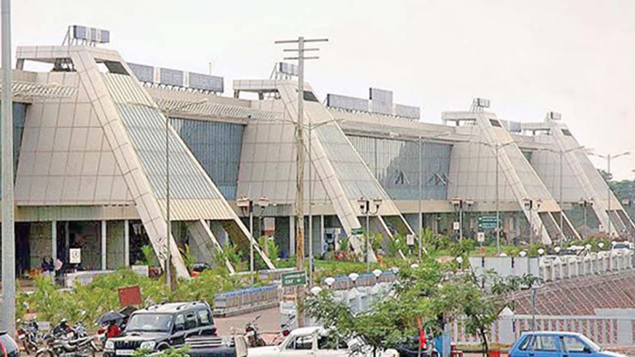 കരിപ്പൂരില്‍ വീണ്ടും സ്വര്‍ണ്ണം പിടികൂടി;1.05 കിലോ കടത്താന്‍ ശ്രമിച്ചത് ജിദ്ദയിൽ നിന്നെത്തിയ മലപ്പുറം സ്വദേശി