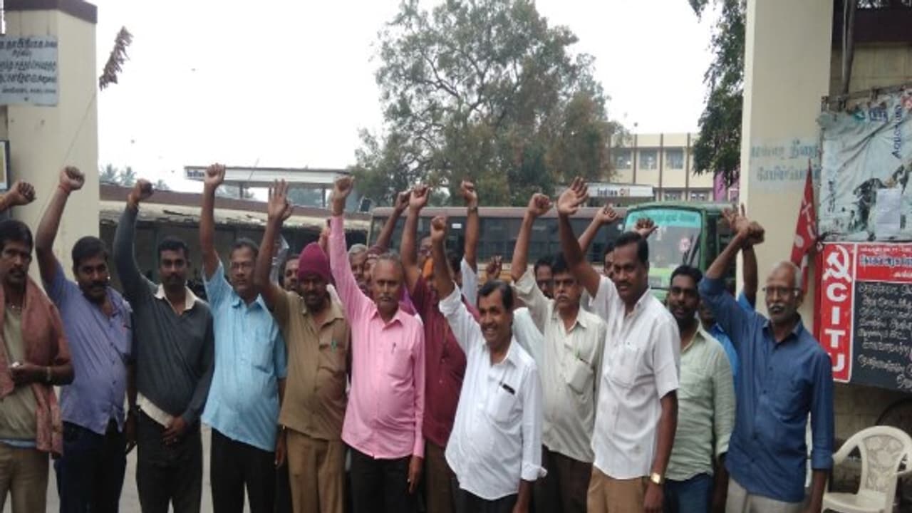 போக்குவரத்து ஊழியர்களின் மறுபக்கத்தையும் பார்க்கணும்..! நீதிமன்றம் கருத்து போக்குவரத்து ஊழியர்களின் மறுபக்கத்தையும் பார்க்கணும்..! நீதிமன்றம் கருத்து