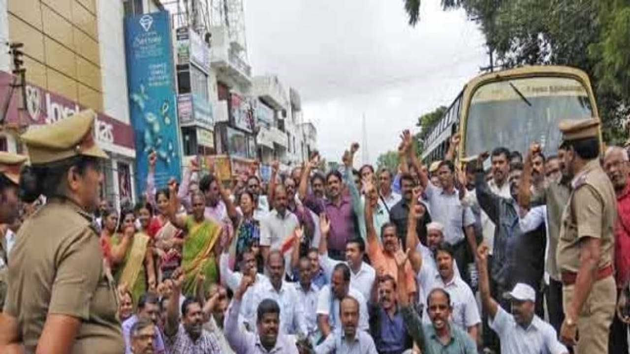 எஸ்மா, டெஸ்மா என எந்த சட்டத்தையும் சந்திக்க தயார் !! எடப்பாடியாருக்கு சவால் விடும் அரசு ஊழியர்கள் !!! எஸ்மா, டெஸ்மா என எந்த சட்டத்தையும் சந்திக்க தயார் !! எடப்பாடியாருக்கு சவால் விடும் அரசு ஊழியர்கள் !!!