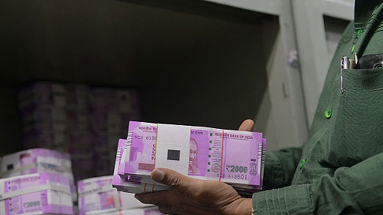 ഇനി തിരികെ ലഭിക്കാനുള്ളത് 7 ശതമാനം; പ്രചാരത്തിലുള്ള 2000 രൂപ നോട്ടുകൾ എത്രയെന്ന് വ്യക്തമാക്കി ആർബിഐ ഇനി തിരികെ ലഭിക്കാനുള്ളത് 7 ശതമാനം; പ്രചാരത്തിലുള്ള 2000 രൂപ നോട്ടുകൾ എത്രയെന്ന് വ്യക്തമാക്കി ആർബിഐ