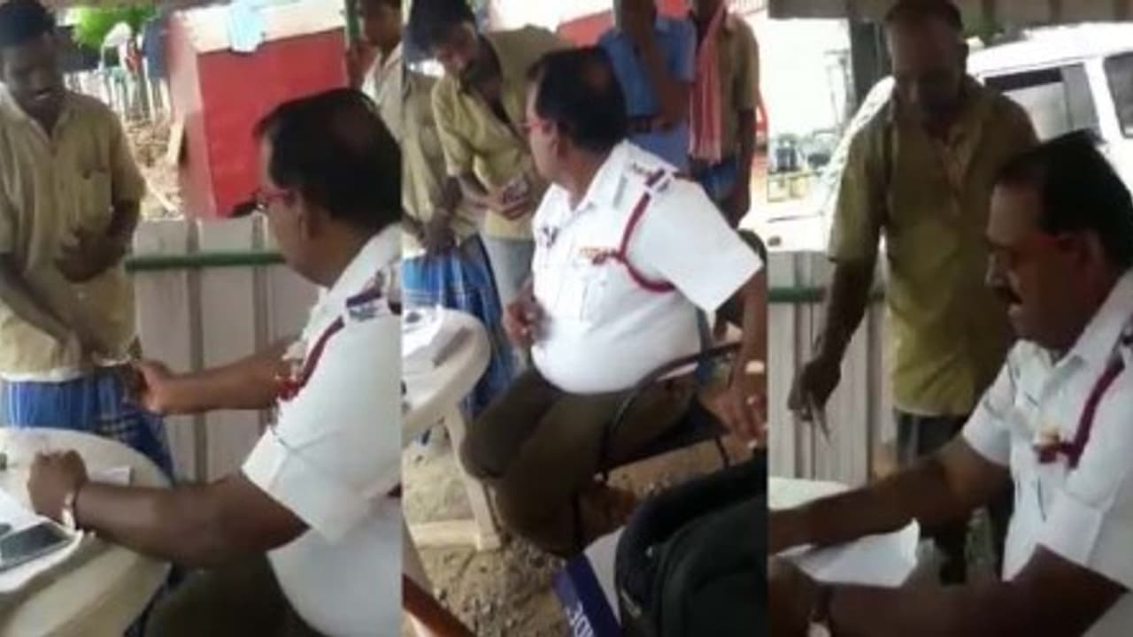 மடக்கி மடக்கி மாமுல் வாங்கும் போக்குவரத்து ஆய்வாளர் வைரலாகும் வீடியோ காட்சி... மடக்கி மடக்கி மாமுல் வாங்கும் போக்குவரத்து ஆய்வாளர் வைரலாகும் வீடியோ காட்சி...