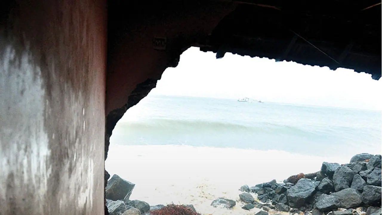 ആറാട്ടുപുഴയില് കടലേറ്റം രൂക്ഷം; തീരദേശപാതയില് വെള്ളംകയറി ആറാട്ടുപുഴയില് കടലേറ്റം രൂക്ഷം; തീരദേശപാതയില് വെള്ളംകയറി