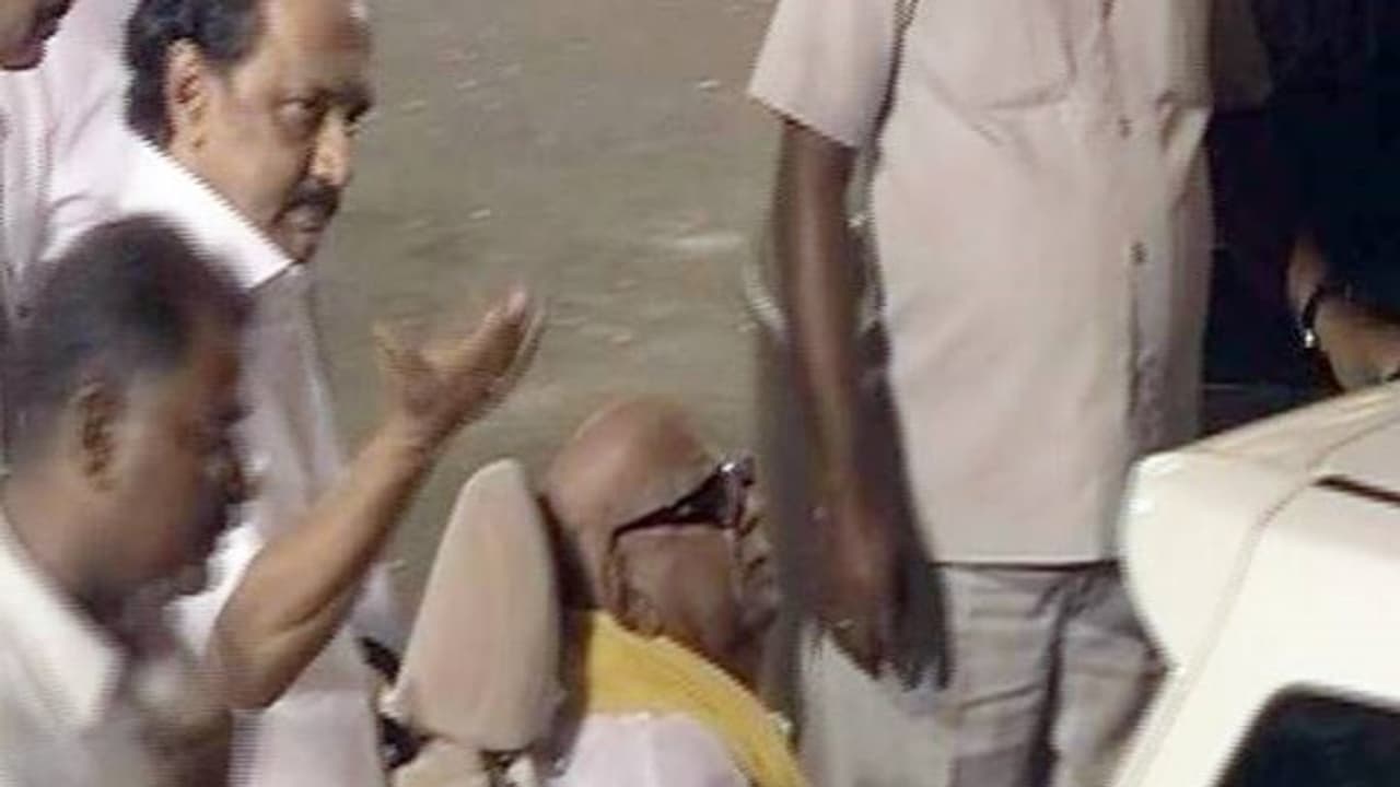 ஒரு வருடத்துக்குப் பின் வெளியில் வந்த கருணாநிதி! கண்காட்சியை கண்டு திரும்பினார்! ஒரு வருடத்துக்குப் பின் வெளியில் வந்த கருணாநிதி! கண்காட்சியை கண்டு திரும்பினார்!