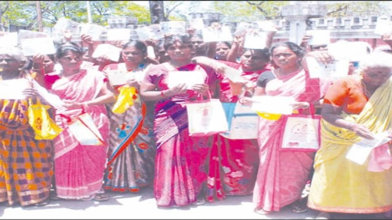 ரேசன் அட்டையில் நடந்த தில்லுமுல்லு; வறுமையில் உள்ளவர்கள் வறுமைக் கோட்டிற்கு மேலாம்.. ரேசன் அட்டையில் நடந்த தில்லுமுல்லு; வறுமையில் உள்ளவர்கள் வறுமைக் கோட்டிற்கு மேலாம்..