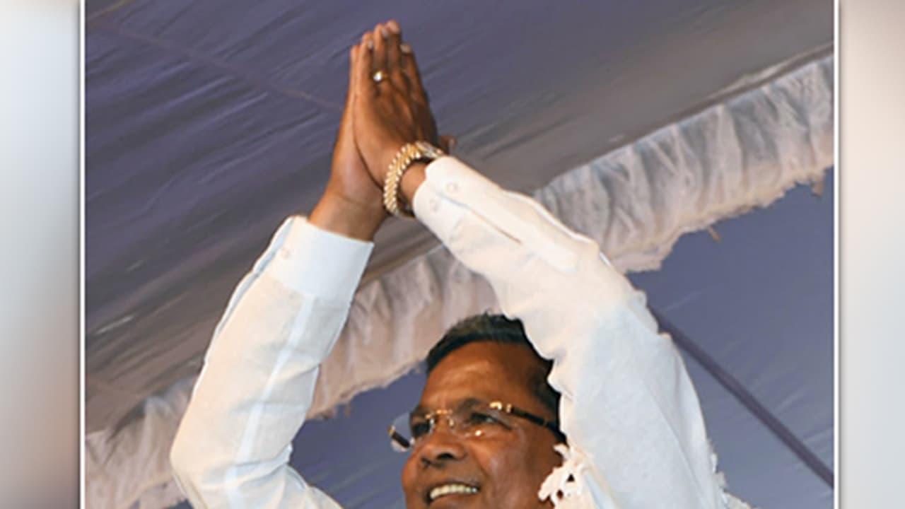 ಸಿದ್ದು ಬಿಜೆಪಿಗೆ: ರಾಜಕಾರಣವೇ ಅಲುಗಾಡಿತು ರವಿ ಹೇಳಿಕೆಗೆ! ಸಿದ್ದು ಬಿಜೆಪಿಗೆ: ರಾಜಕಾರಣವೇ ಅಲುಗಾಡಿತು ರವಿ ಹೇಳಿಕೆಗೆ!