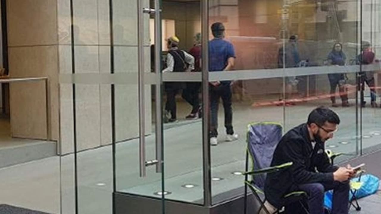 പുതിയ ഐഫോണിന് വേണ്ടി ഒരാഴ്ച മുന്പേ ക്യൂവില് പുതിയ ഐഫോണിന് വേണ്ടി ഒരാഴ്ച മുന്പേ ക്യൂവില്