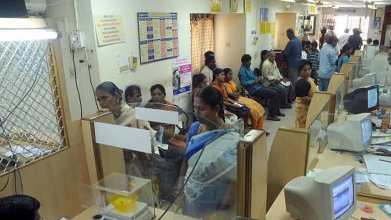 On Pay day, banks run short of cash On Pay day, banks run short of cash