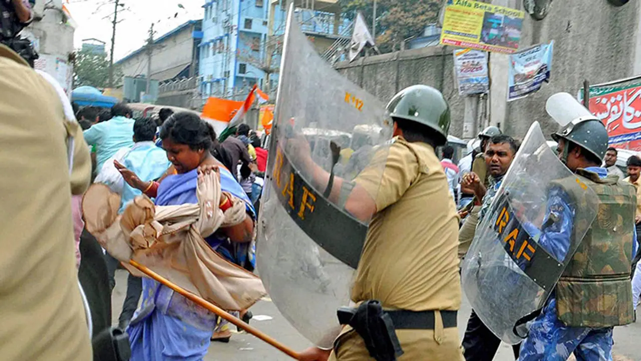Andhra: Cops smash door, stop Kapu leader's fast in a day Andhra: Cops smash door, stop Kapu leader's fast in a day