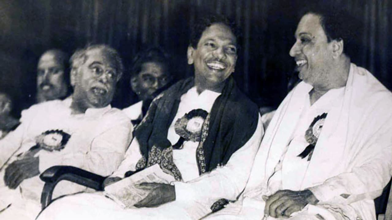 நெருப்புடன் விளையாடாதீர்கள்.. கருணாநிதியை முதல்வராக அடையாளம் காட்டியதே எம்ஜிஆர் தான்.. கொதிக்கும் ஜெயக்குமார் நெருப்புடன் விளையாடாதீர்கள்.. கருணாநிதியை முதல்வராக அடையாளம் காட்டியதே எம்ஜிஆர் தான்.. கொதிக்கும் ஜெயக்குமார்