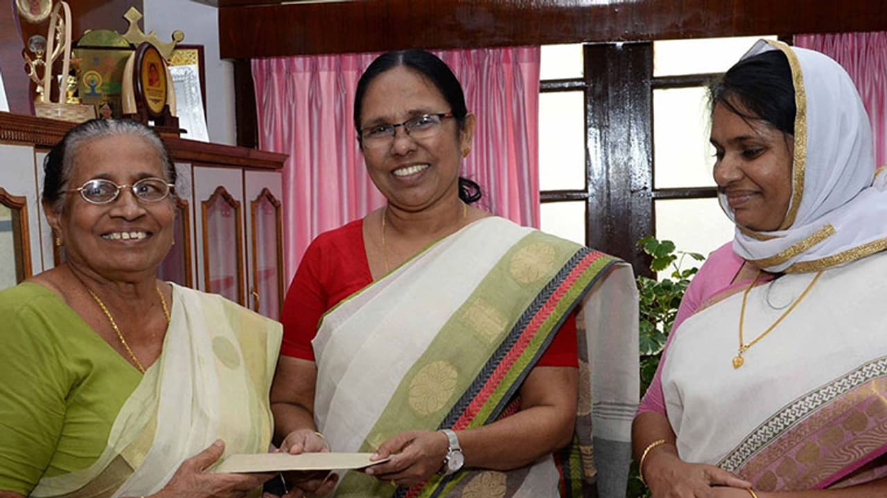 ക്രിസ്മസ് ആഘോഷിക്കാന് മക്കള് 50,000 രൂപ നല്കി; എങ്കിലും ഷീലാമ്മയുടെ ക്രിസ്മസ് ഓഖി ദുരന്തബാധിതര്ക്കൊപ്പം ക്രിസ്മസ് ആഘോഷിക്കാന് മക്കള് 50,000 രൂപ നല്കി; എങ്കിലും ഷീലാമ്മയുടെ ക്രിസ്മസ് ഓഖി ദുരന്തബാധിതര്ക്കൊപ്പം