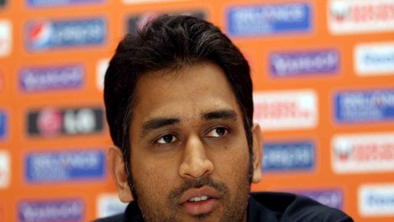 சாதனைகளுக்காக வீரர்கள் காத்திருப்பார்கள்.. ஆனால் தோனிக்காக சாதனையே காத்திருக்கிறது சாதனைகளுக்காக வீரர்கள் காத்திருப்பார்கள்.. ஆனால் தோனிக்காக சாதனையே காத்திருக்கிறது