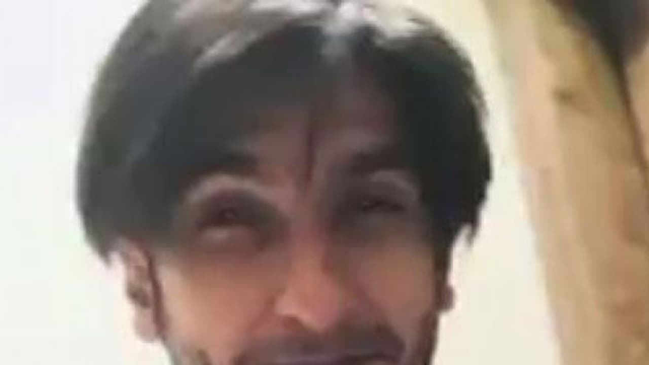 അലാവുദ്ദീന് ഖില്ജിയെ കുടിയൊഴിപ്പിച്ചു; പുതിയ ലുക്കില് രണ്വീര് സിംഗ് അലാവുദ്ദീന് ഖില്ജിയെ കുടിയൊഴിപ്പിച്ചു; പുതിയ ലുക്കില് രണ്വീര് സിംഗ്