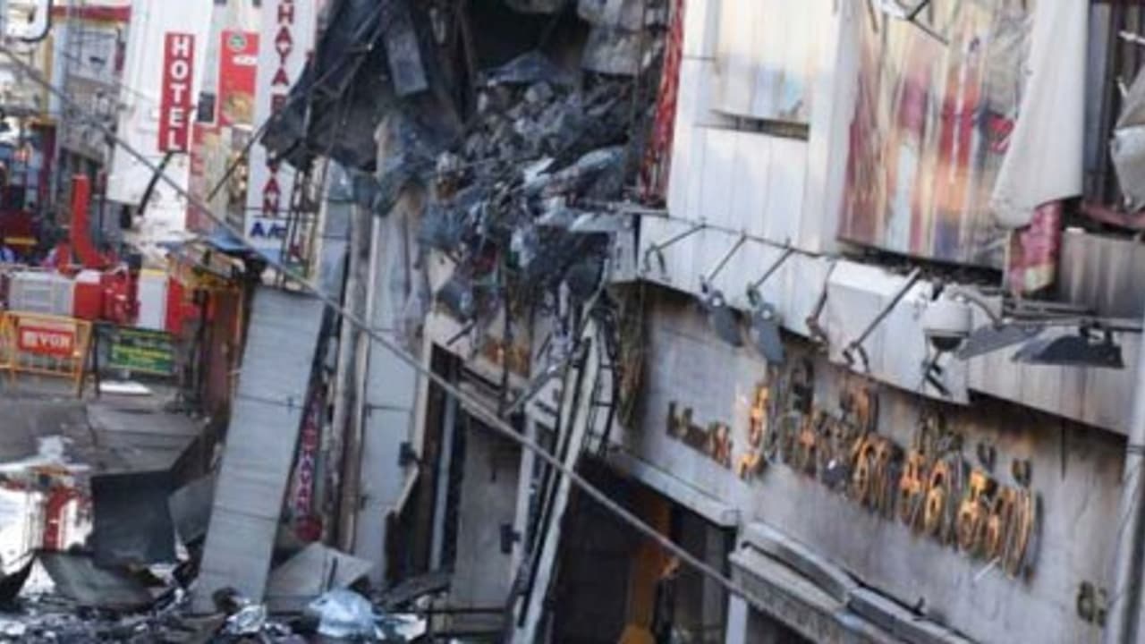 தரைமட்டமாகிறது சென்னை சில்க்ஸ் தொடங்கியது இடிக்கும் பணி... தரைமட்டமாகிறது சென்னை சில்க்ஸ் தொடங்கியது இடிக்கும் பணி...