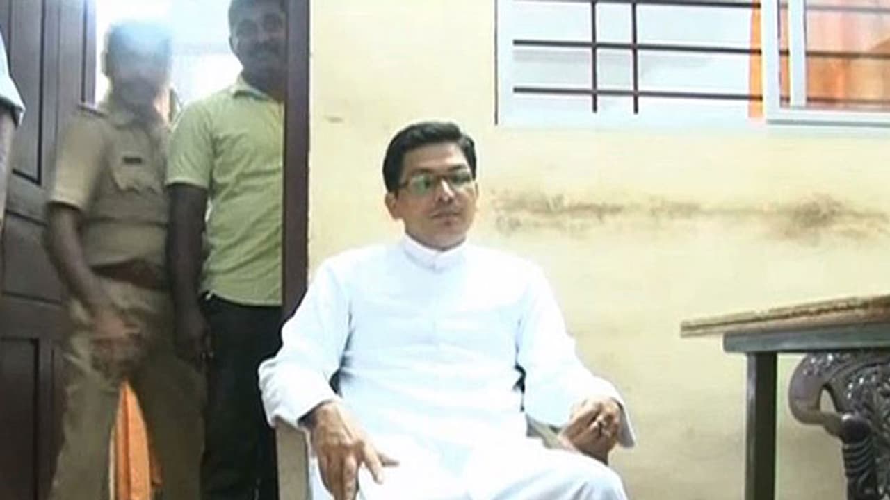 പുത്തൻവേലിക്കര പീഡനക്കേസ്: വൈദികന് ഇരട്ട ജീവപര്യന്തം പുത്തൻവേലിക്കര പീഡനക്കേസ്: വൈദികന് ഇരട്ട ജീവപര്യന്തം