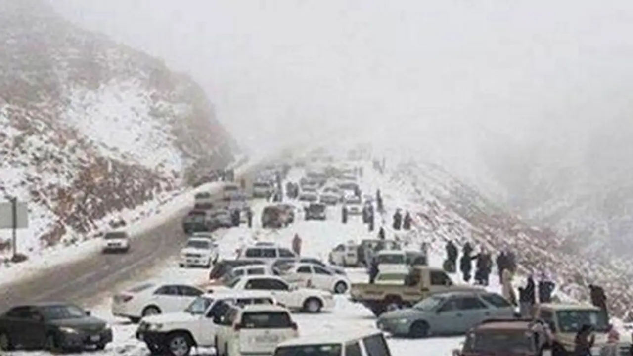 സൗദിയില് ശക്തമായ ശീതക്കാറ്റ്, താപനില പൂജ്യം ഡിഗ്രിയിലും താഴും; സ്കൂളുകളുടെ പ്രവൃത്തിസമയം മാറ്റി സൗദിയില് ശക്തമായ ശീതക്കാറ്റ്, താപനില പൂജ്യം ഡിഗ്രിയിലും താഴും; സ്കൂളുകളുടെ പ്രവൃത്തിസമയം മാറ്റി