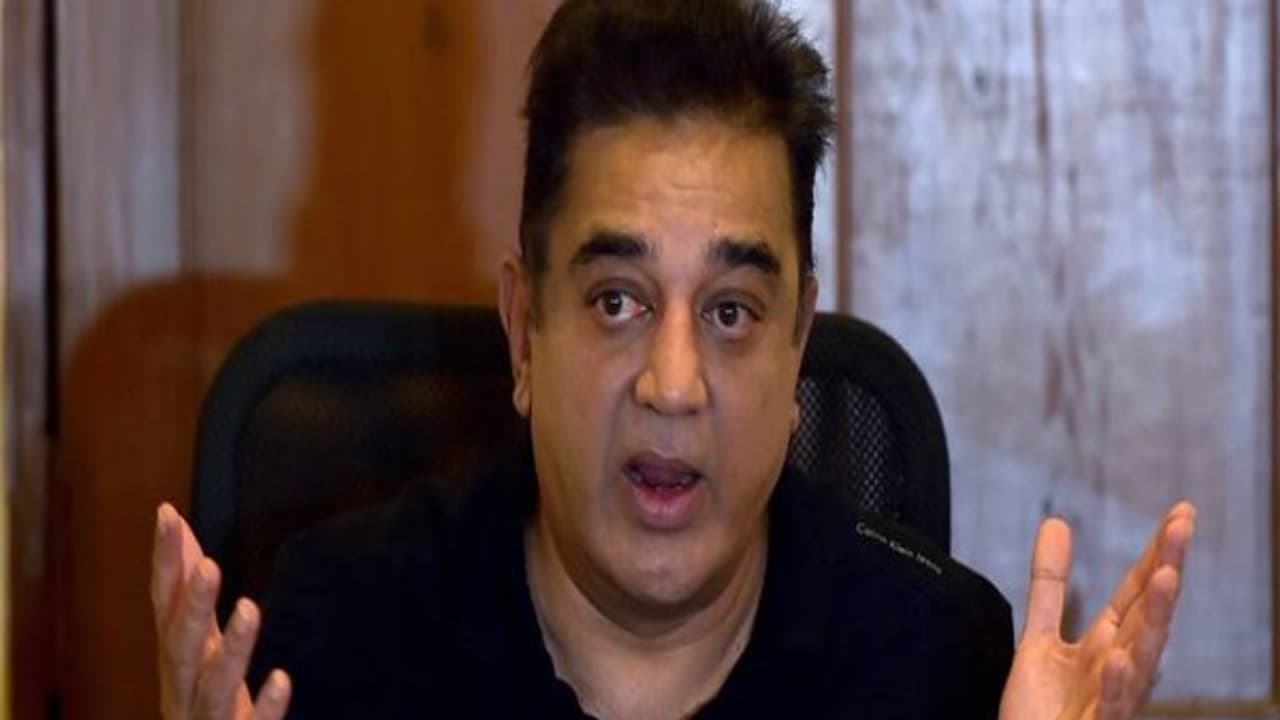 100 நாள்ல அரசியலுக்கு வருவேனு சொன்னனா..? சரியா மொழிப்பெயர்க்கலனு கமல் விளக்கம்... 100 நாள்ல அரசியலுக்கு வருவேனு சொன்னனா..? சரியா மொழிப்பெயர்க்கலனு கமல் விளக்கம்...