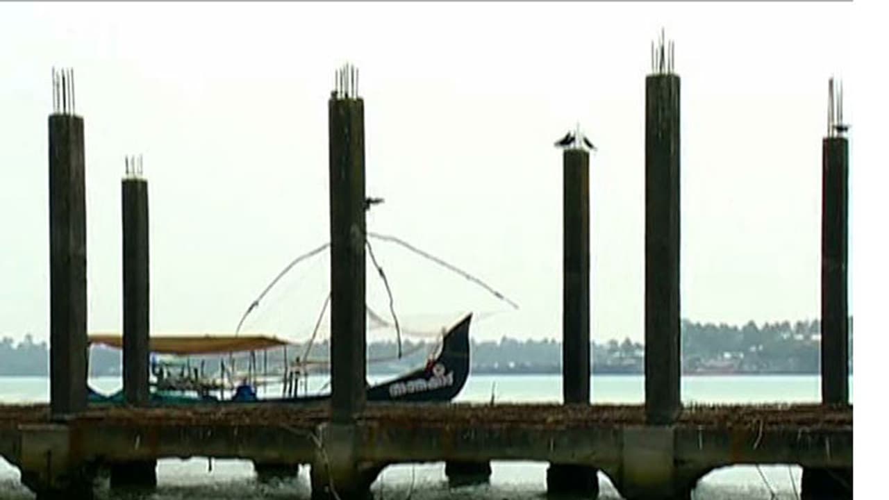 കൊവിഡ്: കണ്ടെയ്ൻമെൻറ് സോണുകളിൽ നിന്നുള്ളവരെത്തുന്നു, കാളമുക്ക് ഹാർബറിൽ കര്ശന നിയന്ത്രണങ്ങൾ കൊവിഡ്: കണ്ടെയ്ൻമെൻറ് സോണുകളിൽ നിന്നുള്ളവരെത്തുന്നു, കാളമുക്ക് ഹാർബറിൽ കര്ശന നിയന്ത്രണങ്ങൾ