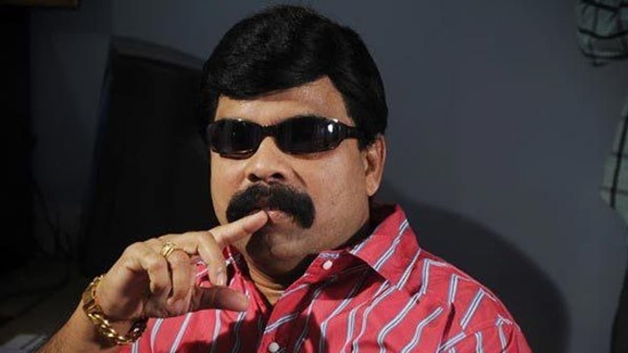 சீனிவாசன் பவர்ஸ்டார் ஆனாது எப்படி தெரியுமா? இவர்தான் காரணமாம் !