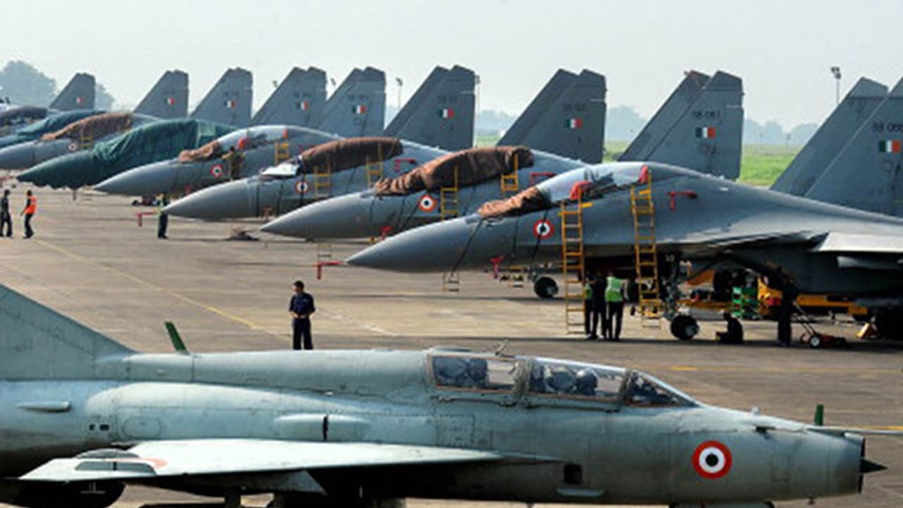 MiG 21 jet makes emergency landing at Srinagar Airport MiG 21 jet makes emergency landing at Srinagar Airport