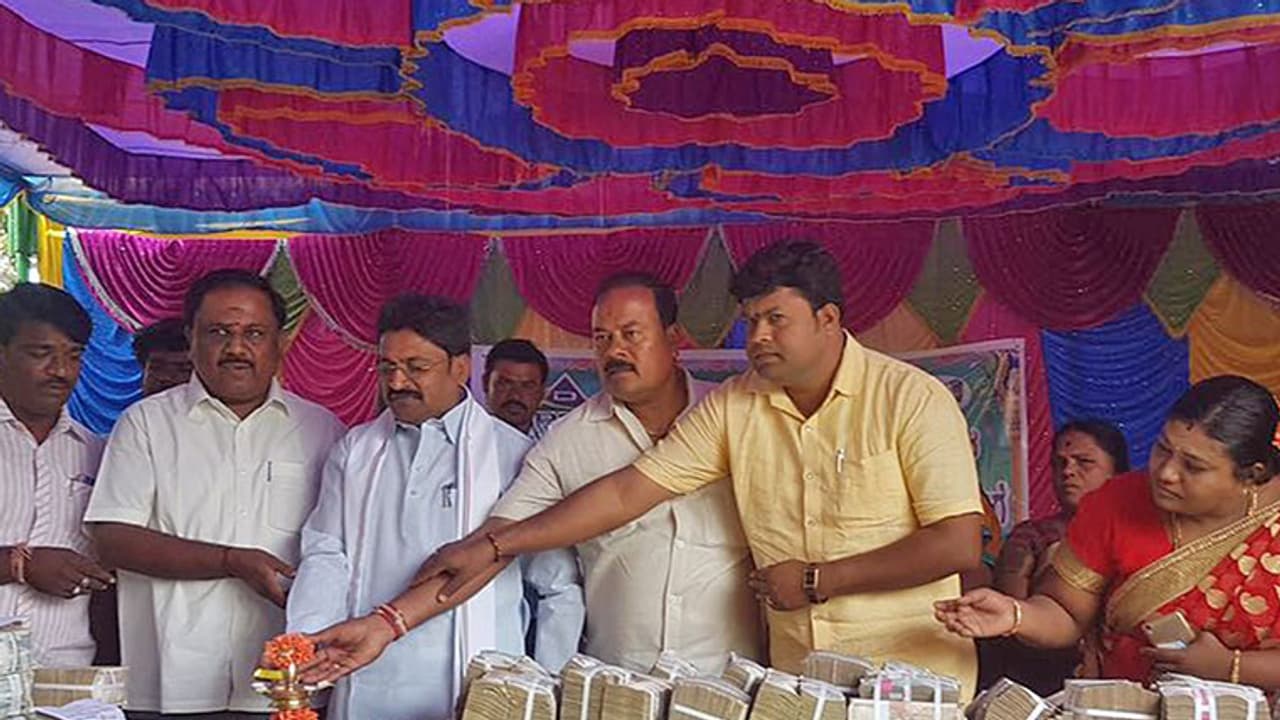 Bengaluru resident throng Congress MLA's home over cash distribution rumours Bengaluru resident throng Congress MLA's home over cash distribution rumours