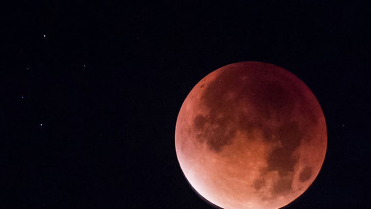 అప్పుడు బ్లడ్ మూన్.. ఇప్పుడు బ్లడ్ వోల్ఫ్ మూన్ అప్పుడు బ్లడ్ మూన్.. ఇప్పుడు బ్లడ్ వోల్ఫ్ మూన్