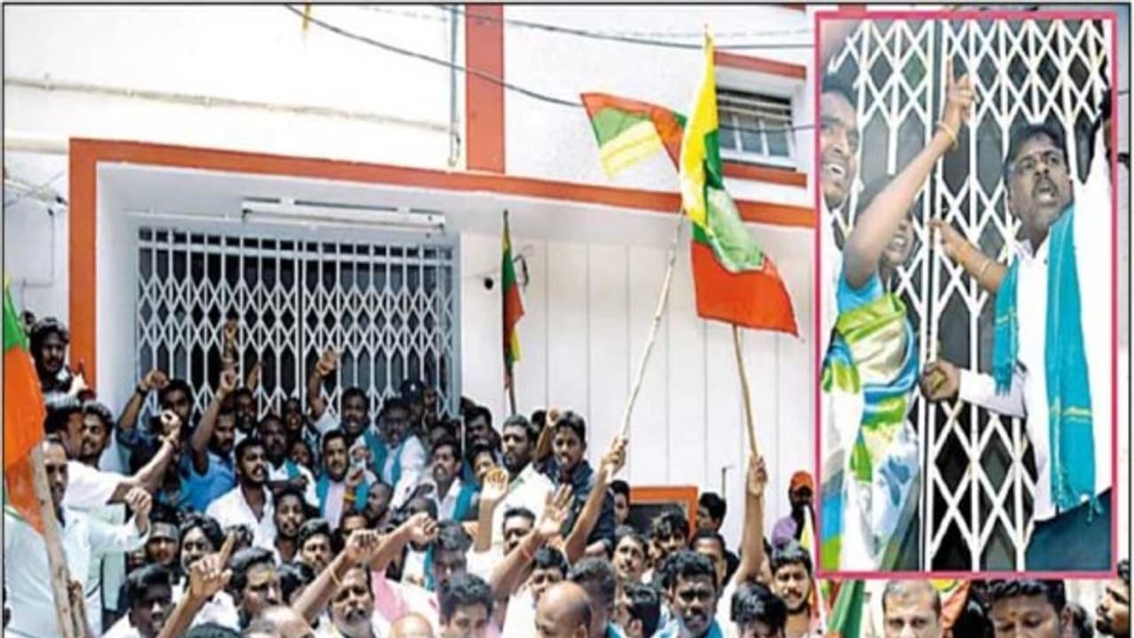 மத்திய அரசை எதிர்த்து பாஸ்போர்ட் அலுவலகத்திற்கு பூட்டு போட்ட தமிழக வாழ்வுரிமை கட்சியினர் 60 பேர் கைது... மத்திய அரசை எதிர்த்து பாஸ்போர்ட் அலுவலகத்திற்கு பூட்டு போட்ட தமிழக வாழ்வுரிமை கட்சியினர் 60 பேர் கைது...