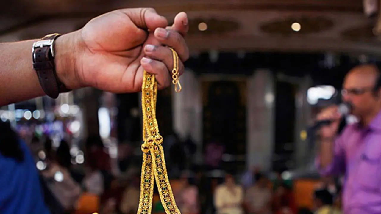 Khammam Robbery: ఒంటరి మహిళలే టార్గెట్... కరోనా వ్యాక్సిన్ పేరిట ఇంట్లోకి వచ్చి దారుణం Khammam Robbery: ఒంటరి మహిళలే టార్గెట్... కరోనా వ్యాక్సిన్ పేరిట ఇంట్లోకి వచ్చి దారుణం